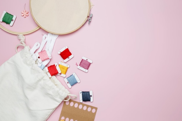 Zestawy do haftu ułożone na stole